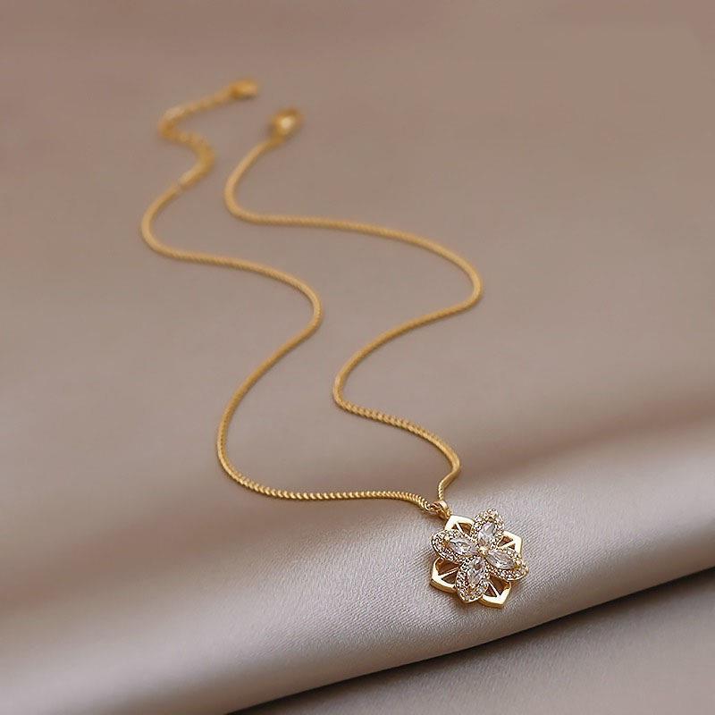 Rotatable Four-Leaf Flower Diamond-Studded Clavicle Chain (Understated Light Luxury Style)