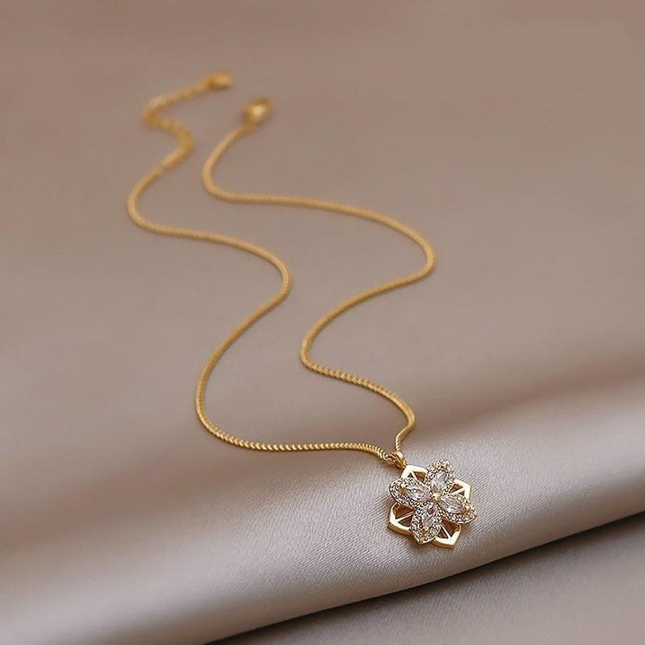 Rotatable Four-Leaf Flower Diamond-Studded Clavicle Chain (Understated Light Luxury Style)