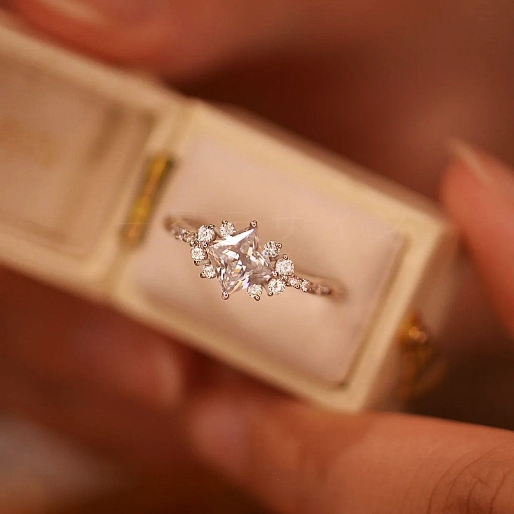 Kite-Cut Center Diamond Star Cluster Ring (Luxury Ritual Personalized Style)