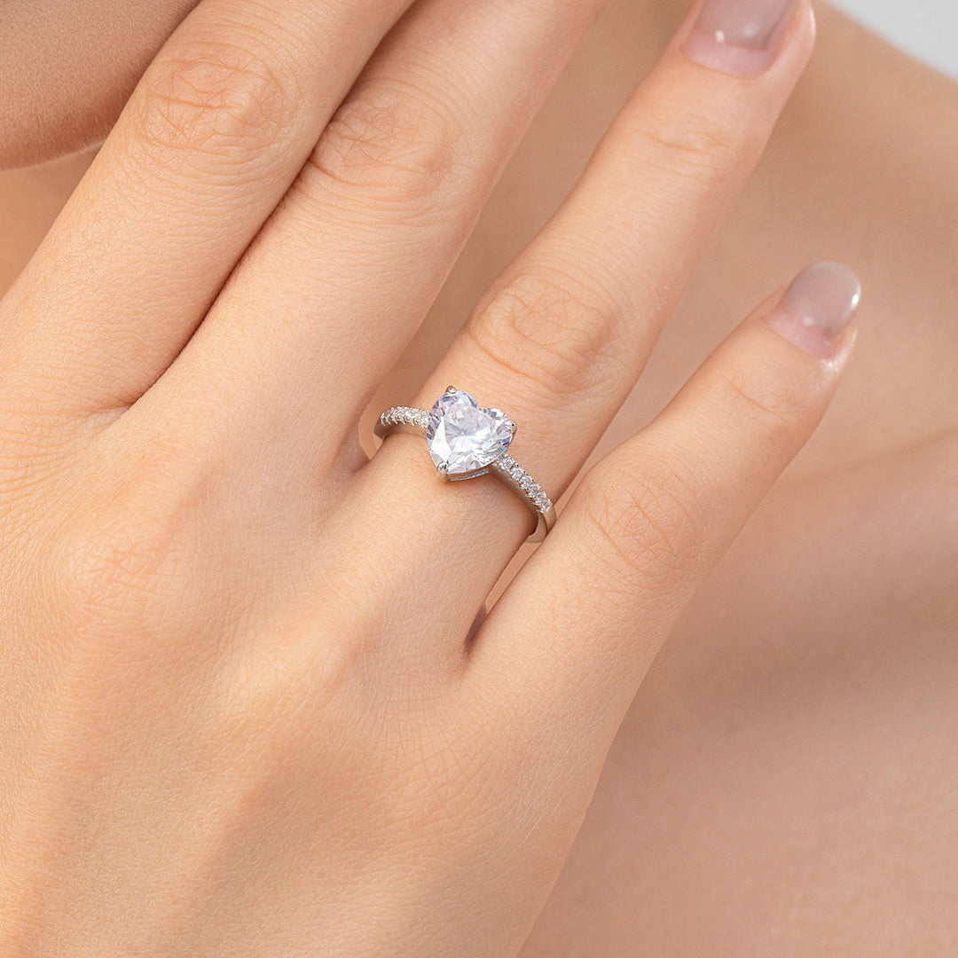 Heart-Shaped Center Diamond Micro-Diamond Ring (Romantic Luxury Ritual Style)