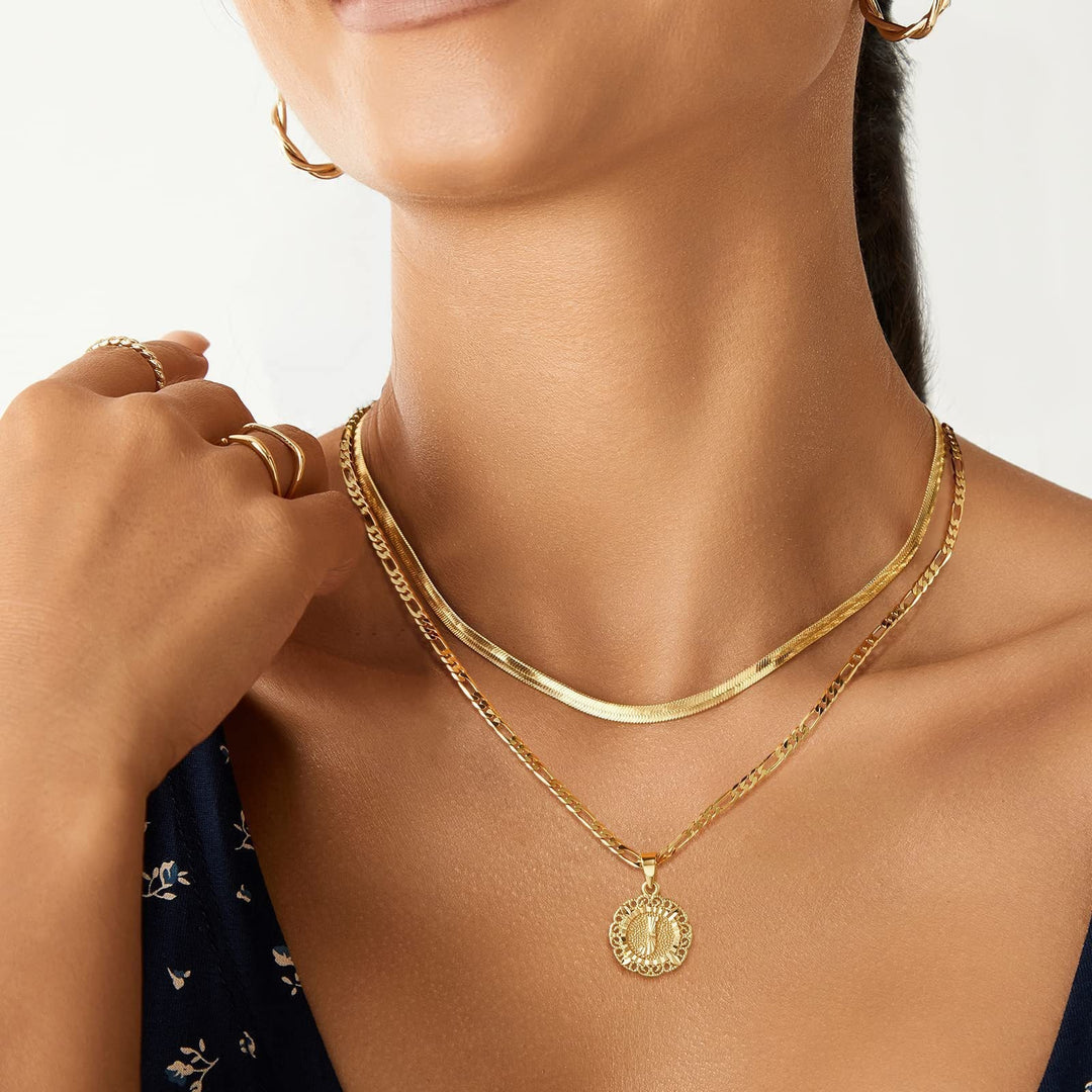 Vintage Lace Round 26 Letter Figaro Necklace, 14K Gold Plated Personal Initial Pendant Clavicle Chain