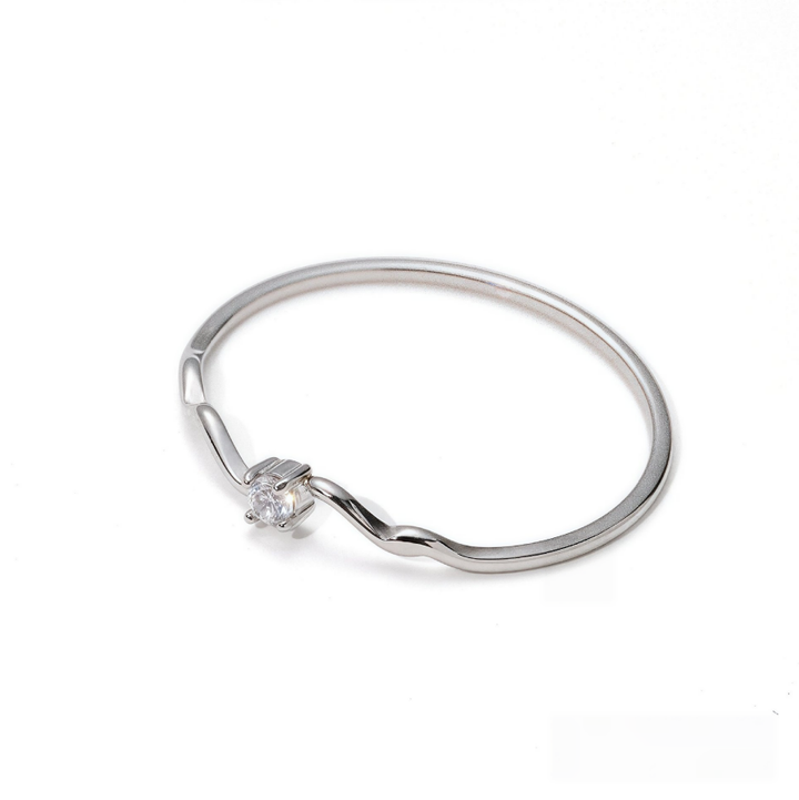 Wave‑Shaped Single Diamond Thin Ring