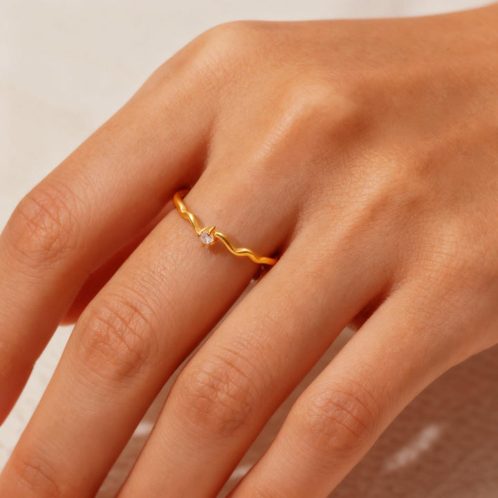 Wave‑Shaped Single Diamond Thin Ring