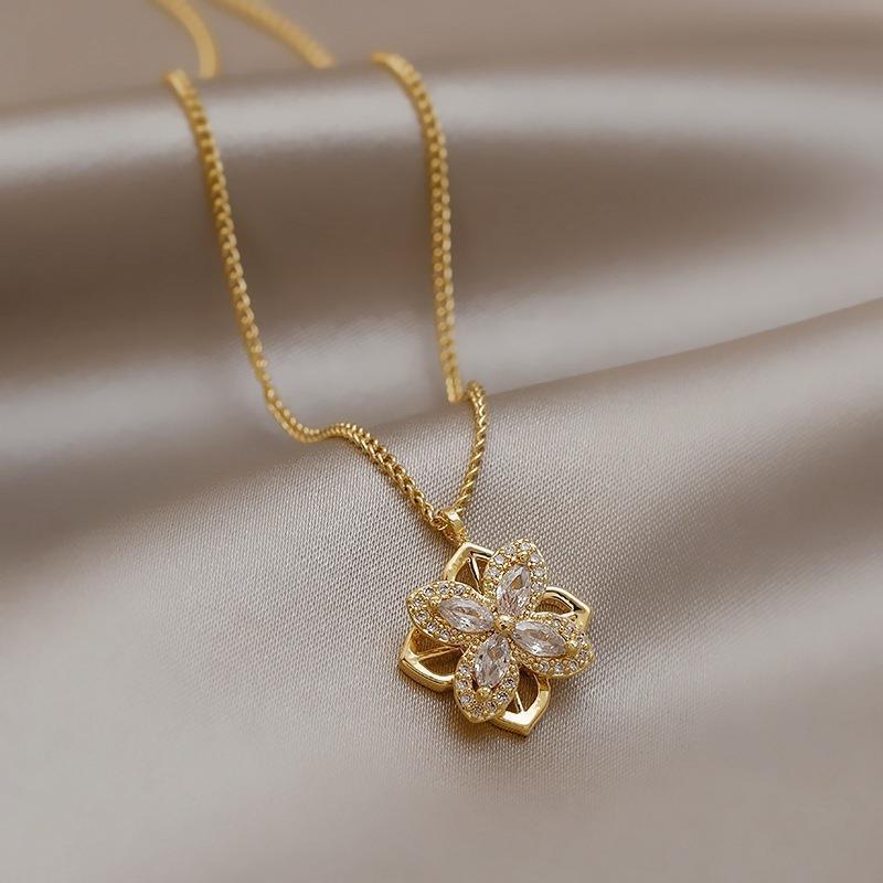 Rotatable Four-Leaf Flower Diamond-Studded Clavicle Chain (Understated Light Luxury Style)