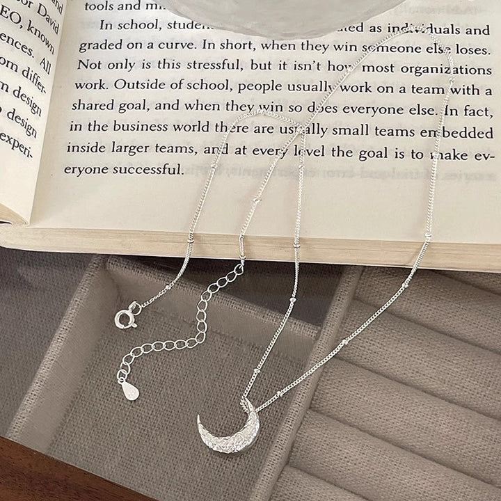 Sterling Silver Textured Crescent Moon Clavicle Chain (Light Retro Understated Light Luxury Style)