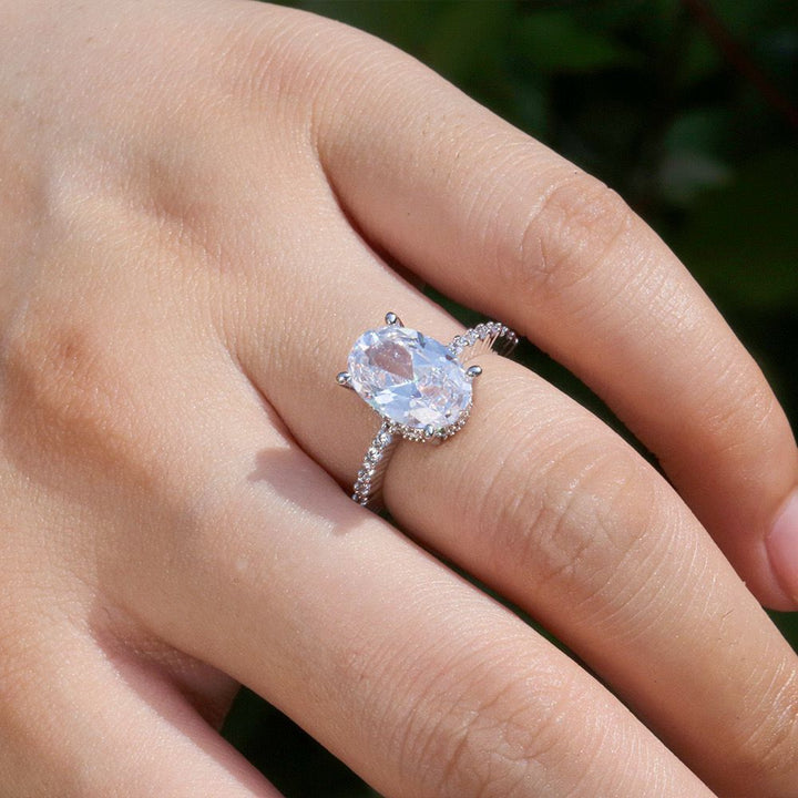 Oval Center Stone Halo Diamond Ring (Light Luxury Ritual Style Series)