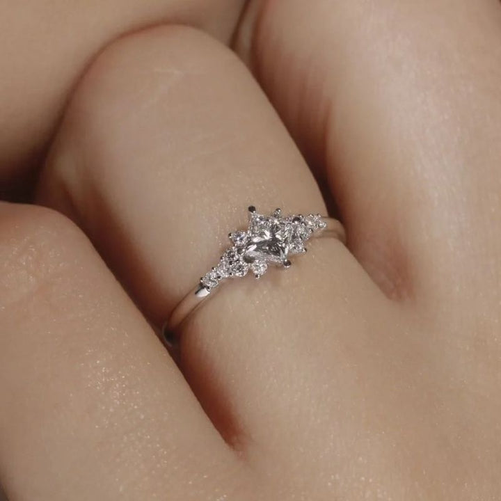 Kite-Cut Center Diamond Star Cluster Ring (Luxury Ritual Personalized Style)