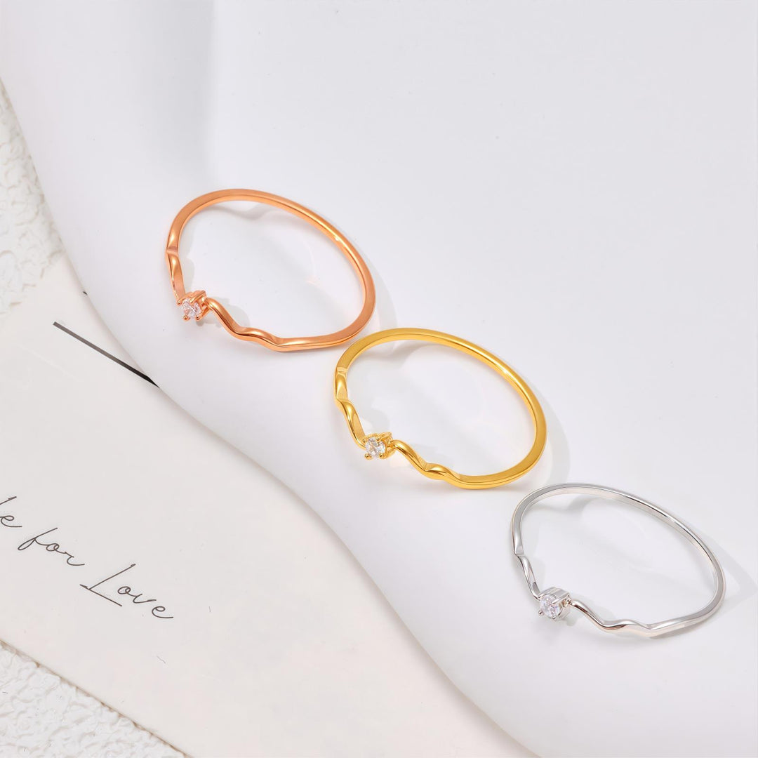 Wave‑Shaped Single Diamond Thin Ring