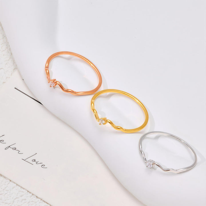 Wave‑Shaped Single Diamond Thin Ring