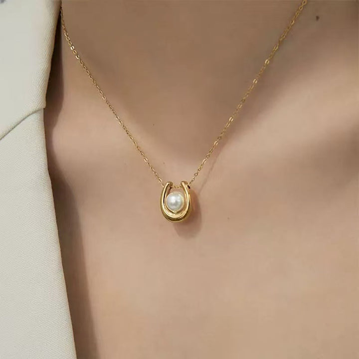 Horseshoe Pearl Choker (Light Luxury Minimalist Elegance Style)