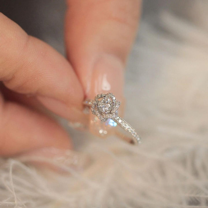 Floral Halo Center Stone Ring (Light Luxury Niche Engagement Ring)