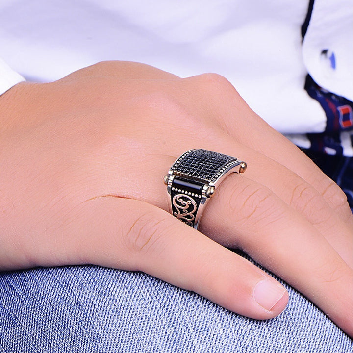 Full-Diamond Gear Men's Bold Retro Ring (Dark Light Luxury Style)