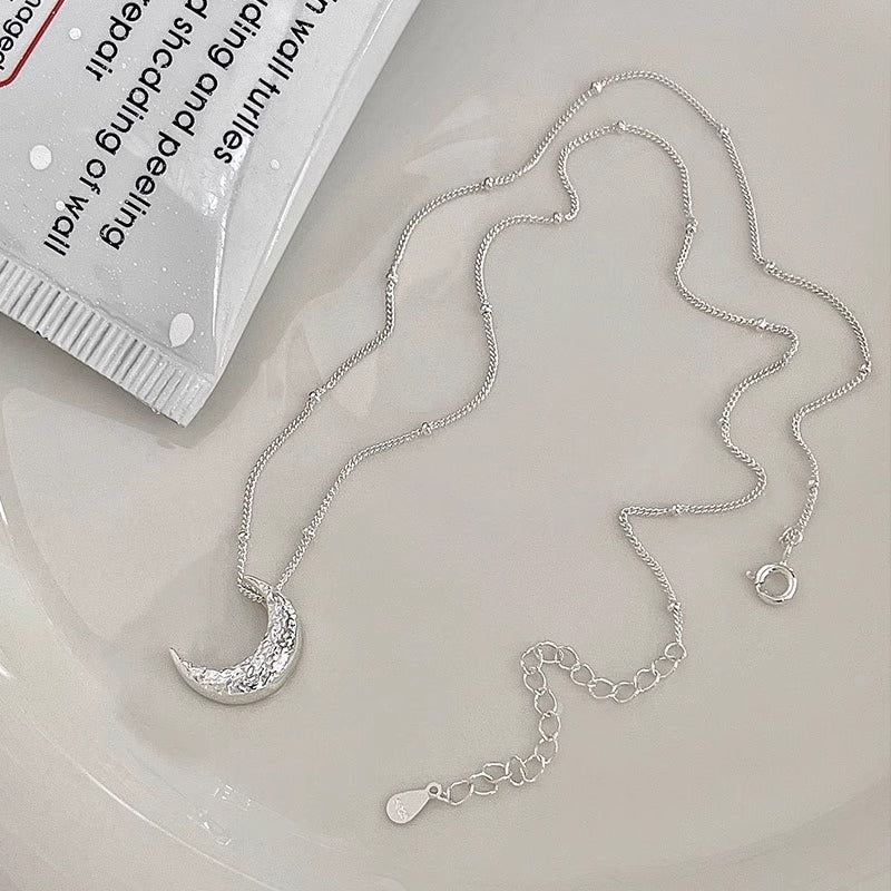 Sterling Silver Textured Crescent Moon Clavicle Chain (Light Retro Understated Light Luxury Style)