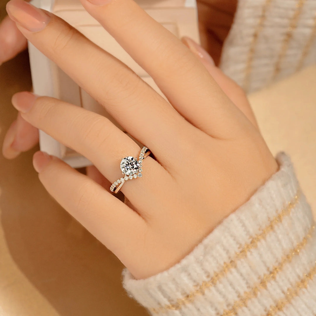 Twisted Band Accent Diamond Ring (Women's Luxury Elegant Style)