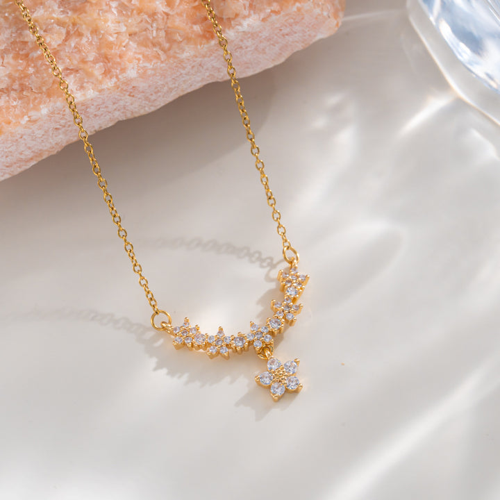 V‑Shape Pave Diamond Drop Clover Collarbone Necklace, Dainty Sparkling Floral Pendant Chain, Gold & Silver Two‑Tone Ladies Jewelry
