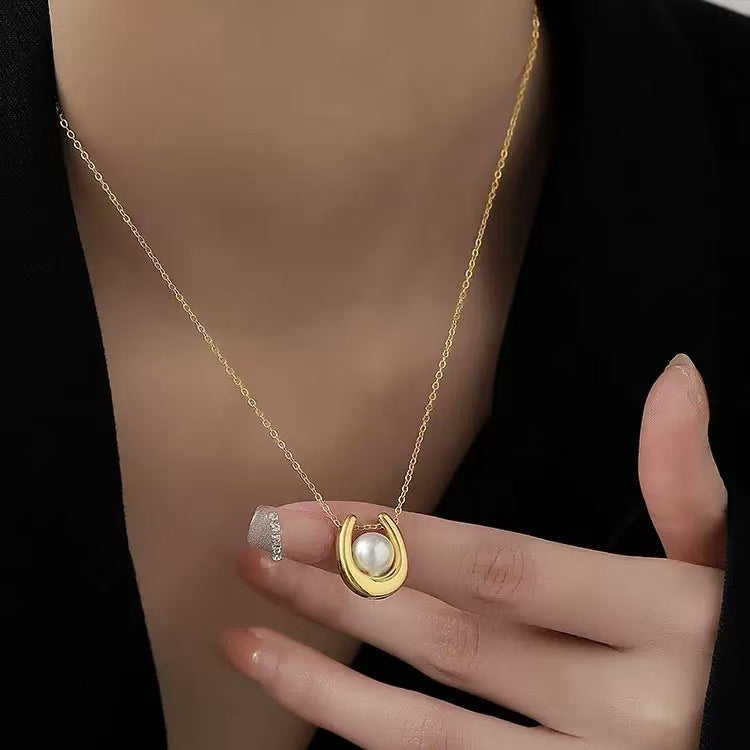 Horseshoe Pearl Choker (Light Luxury Minimalist Elegance Style)