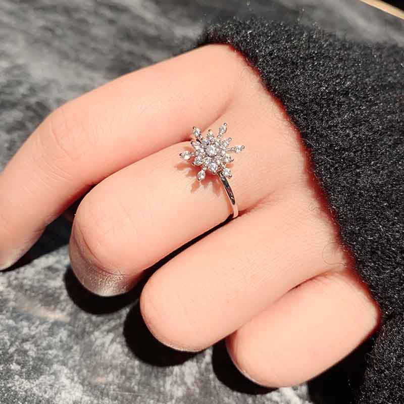 Snowflake Pavé Ring (Light Luxury Niche Winter Ambiance Band)
