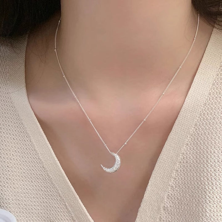 Sterling Silver Textured Crescent Moon Clavicle Chain (Light Retro Understated Light Luxury Style)