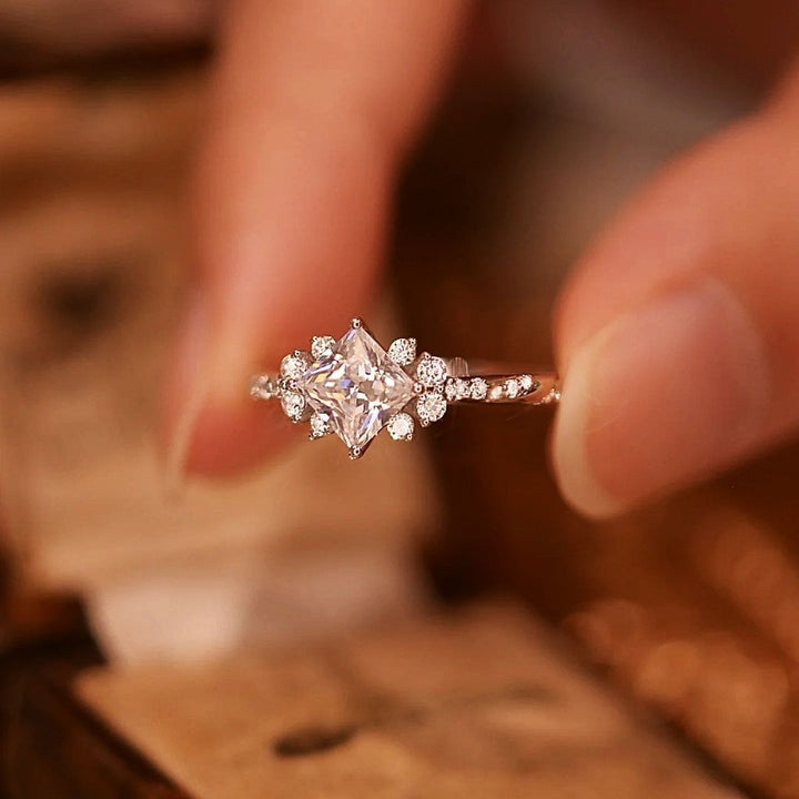 Kite-Cut Center Diamond Star Cluster Ring (Luxury Ritual Personalized Style)