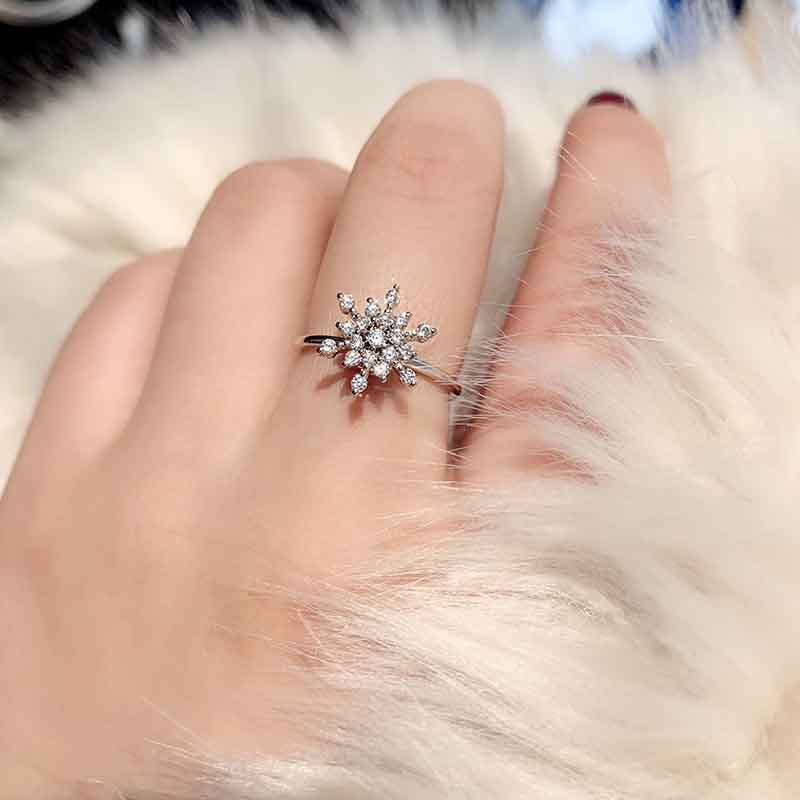 Snowflake Pavé Ring (Light Luxury Niche Winter Ambiance Band)