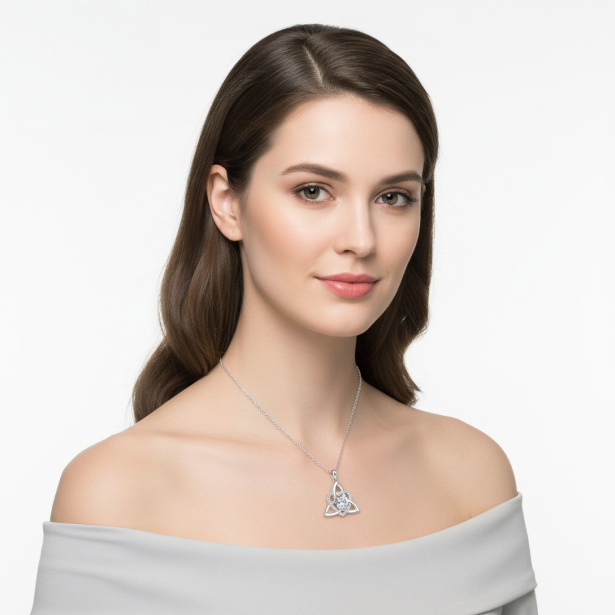 Celtic Knot Heart Center Stone Necklace (Light Luxury Niche Guardian Meaning Clavicle Chain)
