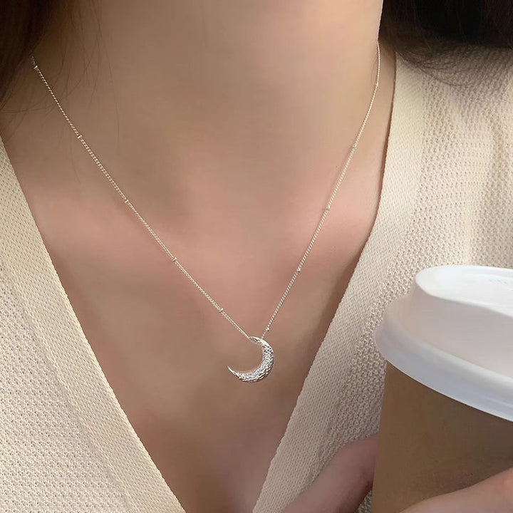 Sterling Silver Textured Crescent Moon Clavicle Chain (Light Retro Understated Light Luxury Style)