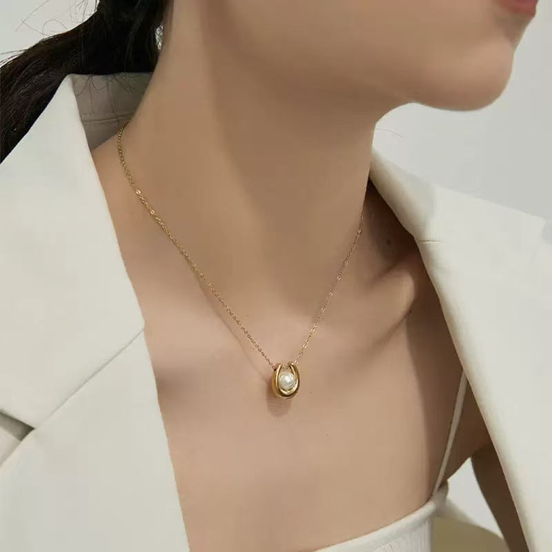 Horseshoe Pearl Choker (Light Luxury Minimalist Elegance Style)