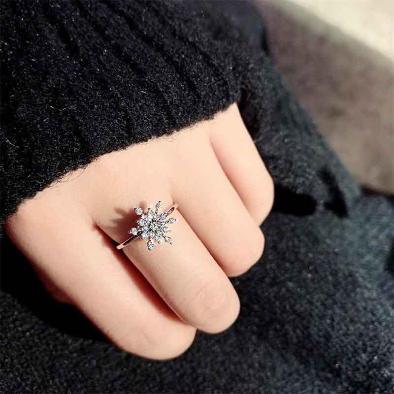 Snowflake Pavé Ring (Light Luxury Niche Winter Ambiance Band)