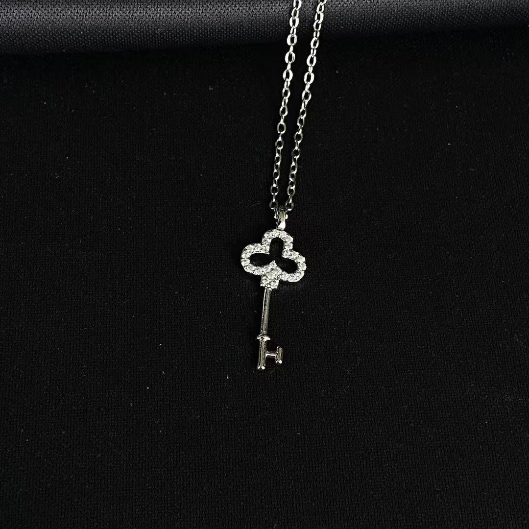 Clover Hollow Pave Diamond Key Collarbone Necklace, 2 Colors Gold & Silver Luxury Niche Guardian Jewelry