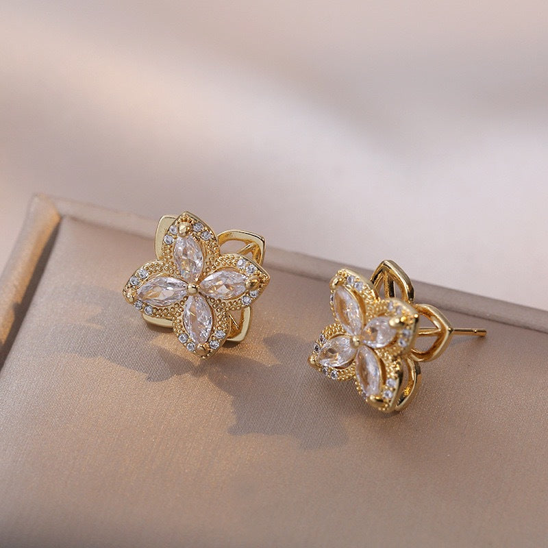 Four-Leaf Flower Diamond Stud Set (Light Luxury Niche Design Earrings)