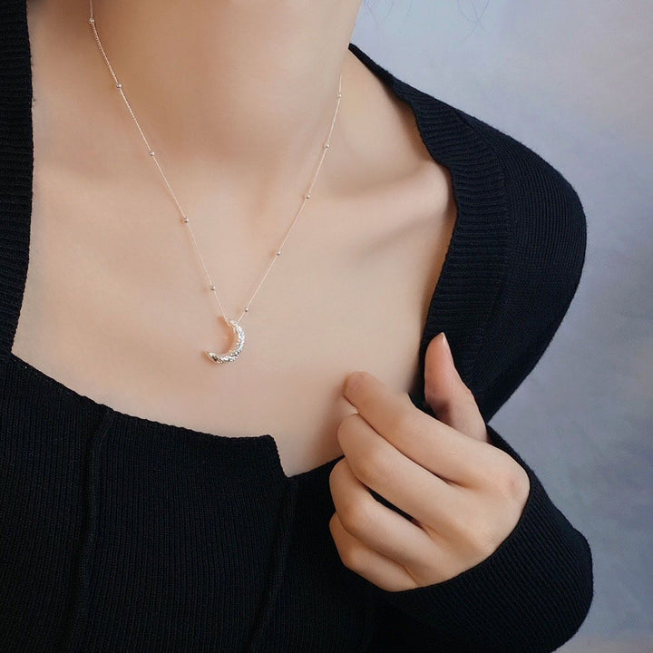 Sterling Silver Textured Crescent Moon Clavicle Chain (Light Retro Understated Light Luxury Style)