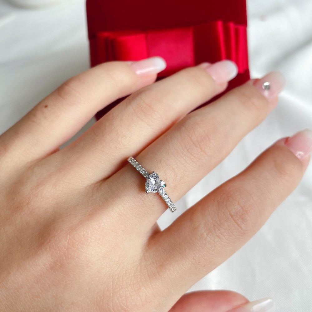 Heart-Shaped Center Diamond Micro-Diamond Ring (Romantic Luxury Ritual Style)