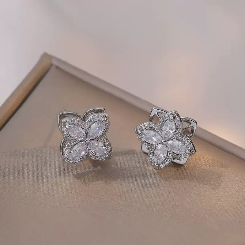 Four-Leaf Flower Diamond Stud Set (Light Luxury Niche Design Earrings)