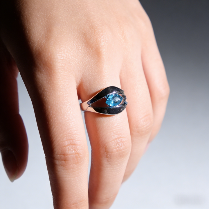 Iridescent Eye-Shaped Center Stone Cyberpunk Ring (Cyberpunk Personalized Style)