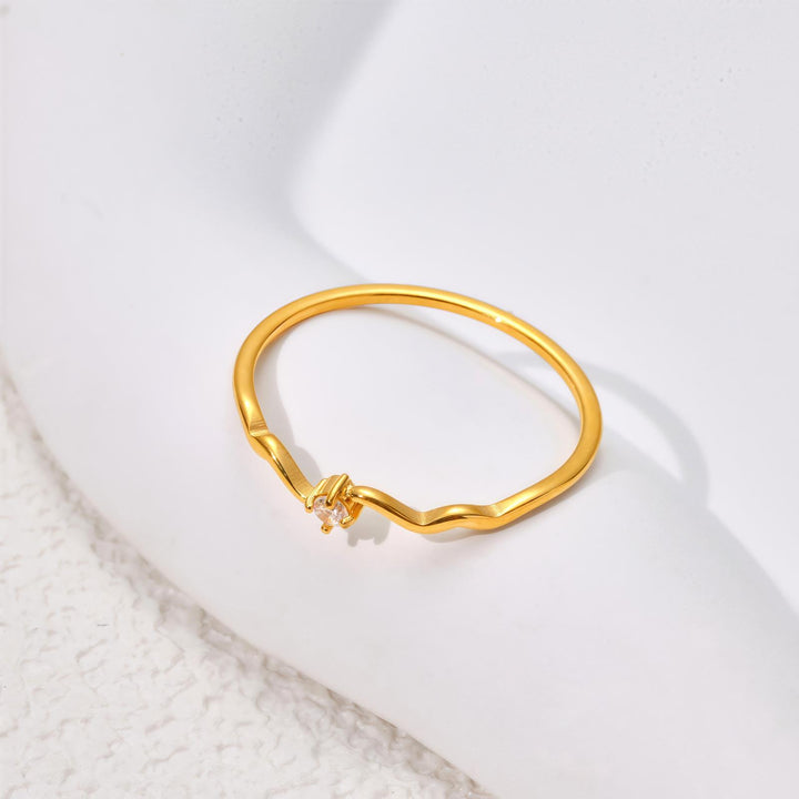 Wave‑Shaped Single Diamond Thin Ring