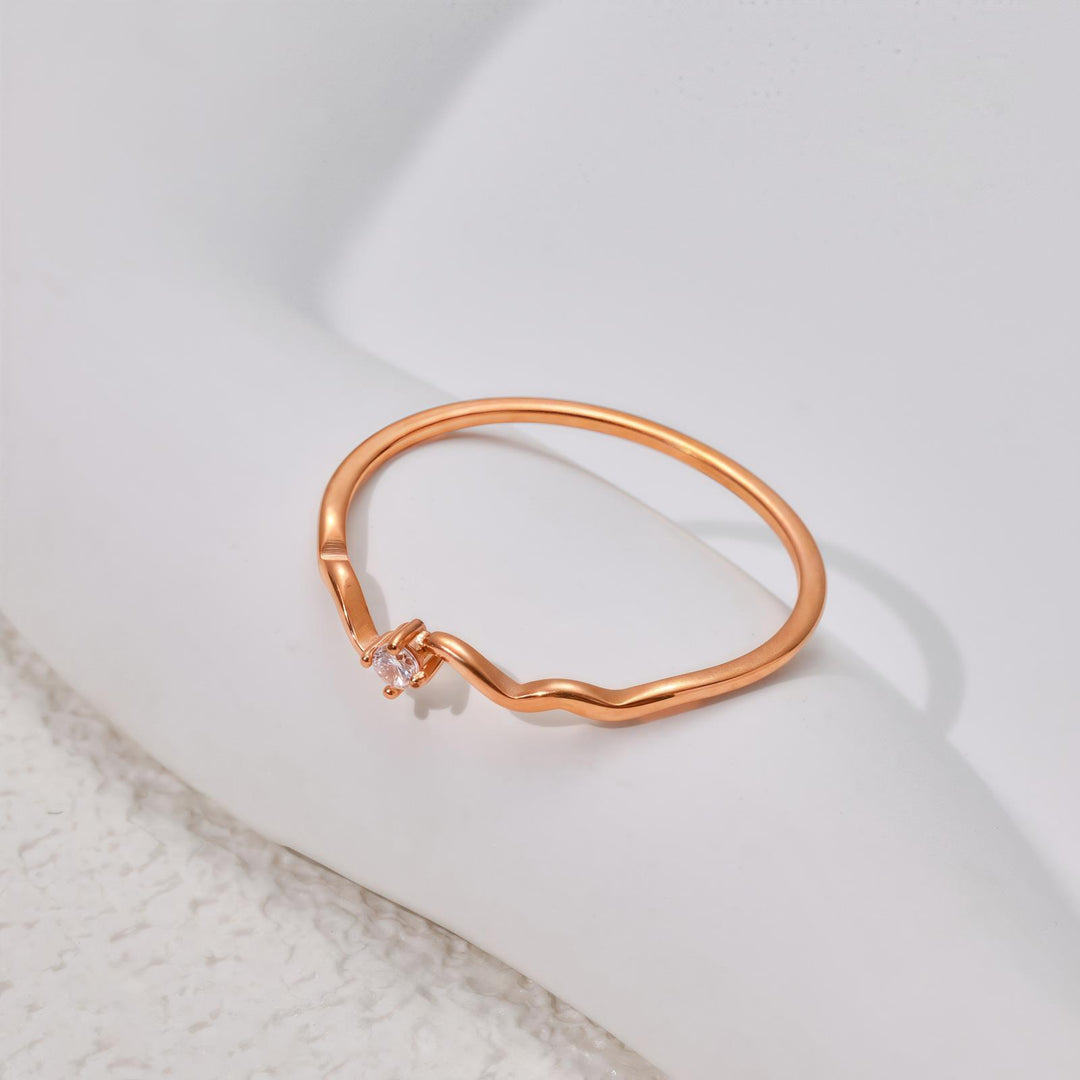 Wave‑Shaped Single Diamond Thin Ring