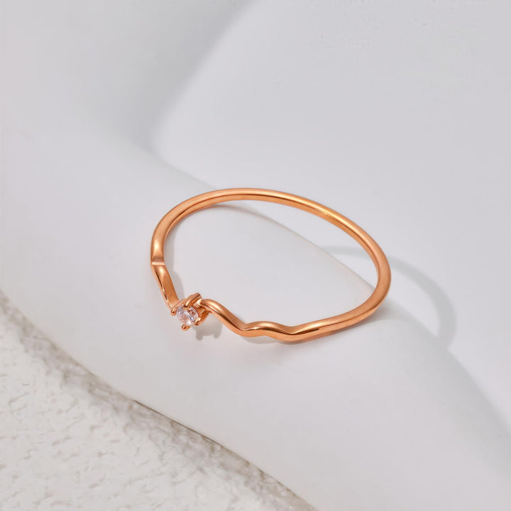 Wave‑Shaped Single Diamond Thin Ring