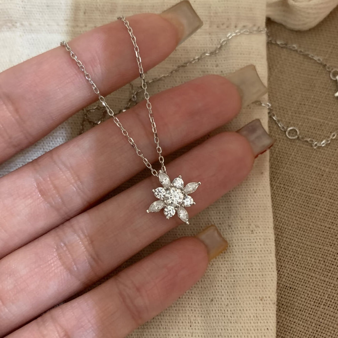 Star‑Shaped Flower Diamond Choker Necklace
