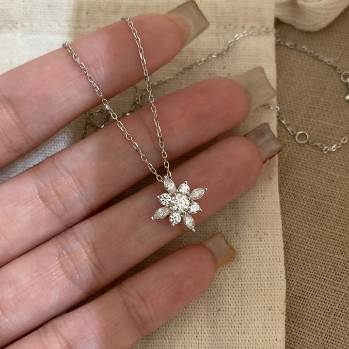 Star‑Shaped Flower Diamond Choker Necklace