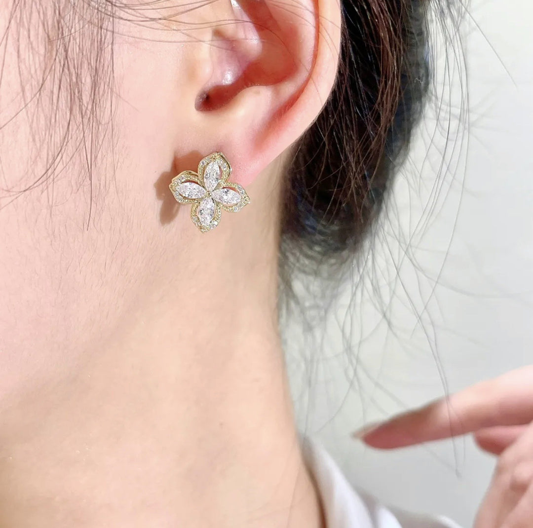 Four-Leaf Flower Diamond Stud Set (Light Luxury Niche Design Earrings)