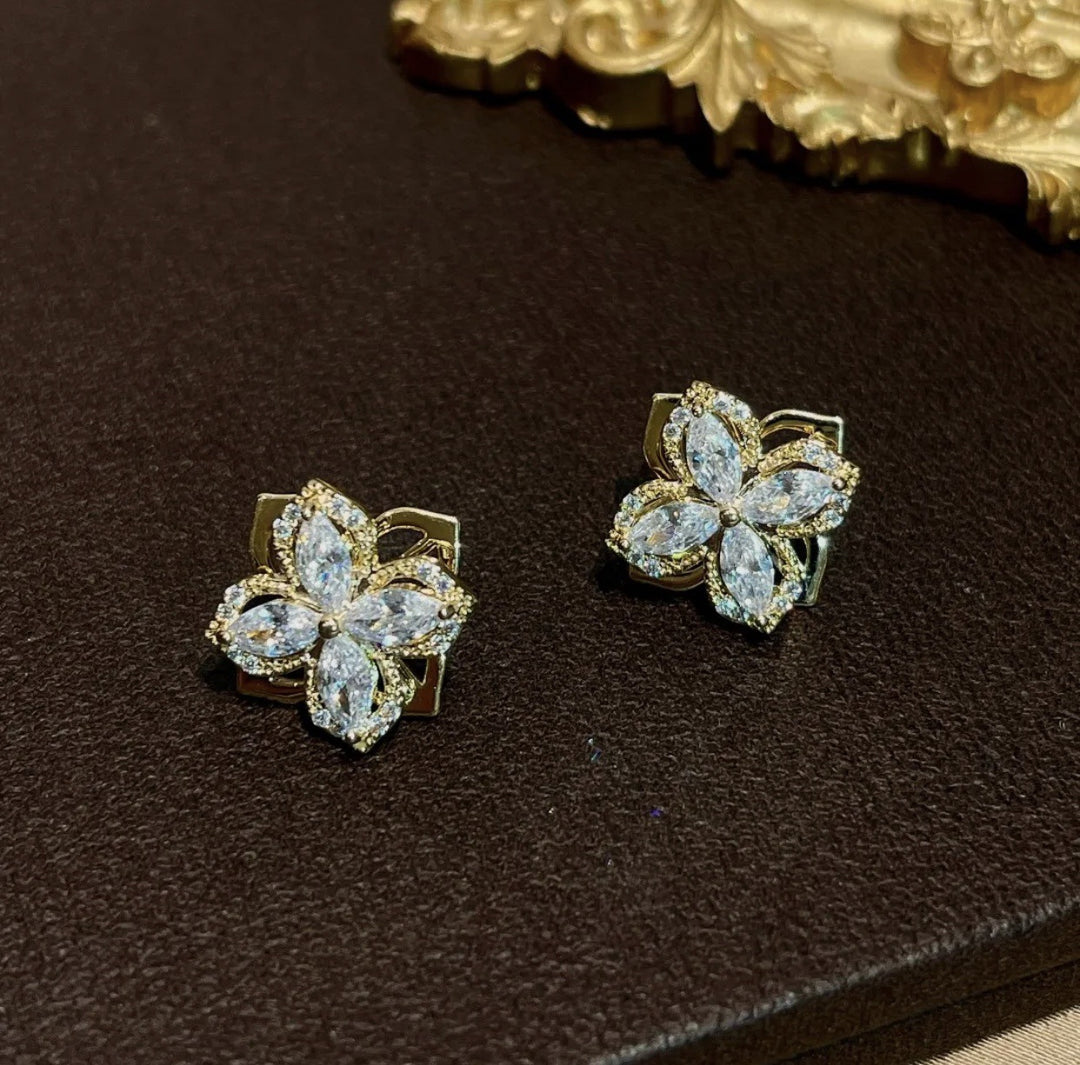 Four-Leaf Flower Diamond Stud Set (Light Luxury Niche Design Earrings)