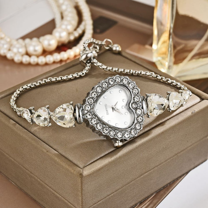 Vintage Pave Diamond Heart Bracelet Watch (Sweet-Cool Girlish Style Light Luxury Accessory Watch)